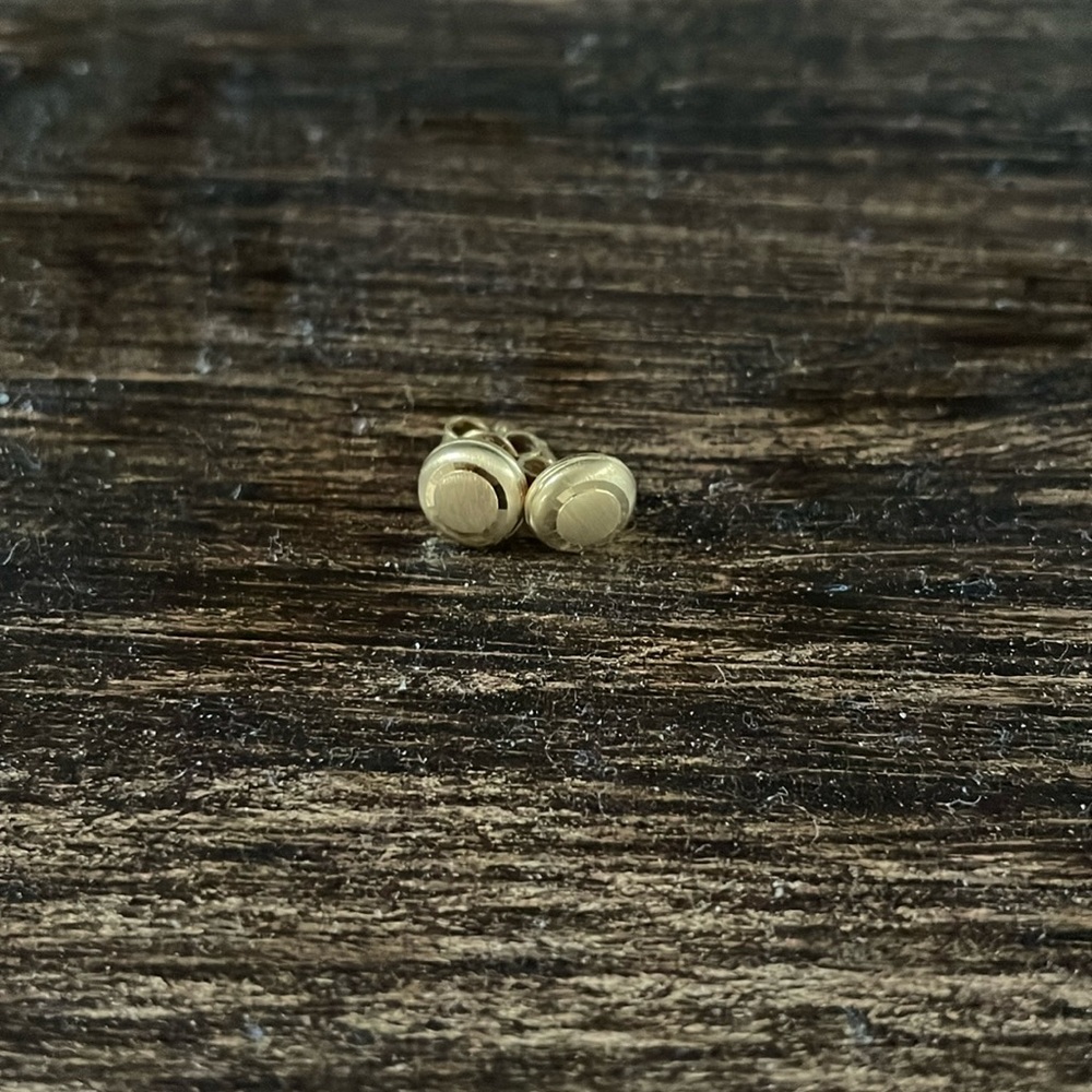 K&L 14K Yellow gold stud earrings, lasered circle